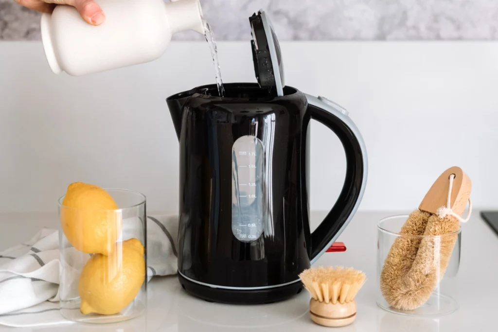 Ani ocot, ani mydlo: čarovný spôsob, ako odstrániť vodný kameň z rýchlovarnej kanvice