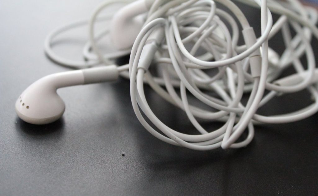 Neskladajte a nedávajte do vreciek: ako správne skladovať slúchadlá, aby vydržali dlhšie