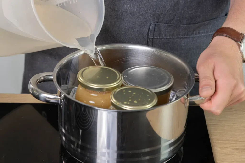 Príprava jablkového pyré v pohároch so skrutkovacím viečkom: jednoduchý recept na domáce varenie