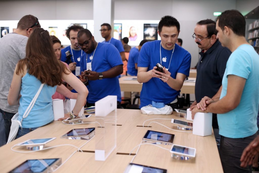 To, že zamestnanec Apple sa k vám správa dobre, nie je náhoda. Je to starostlivo premyslená psychologická stratégia, ktorá pozostáva z piatich krokov.