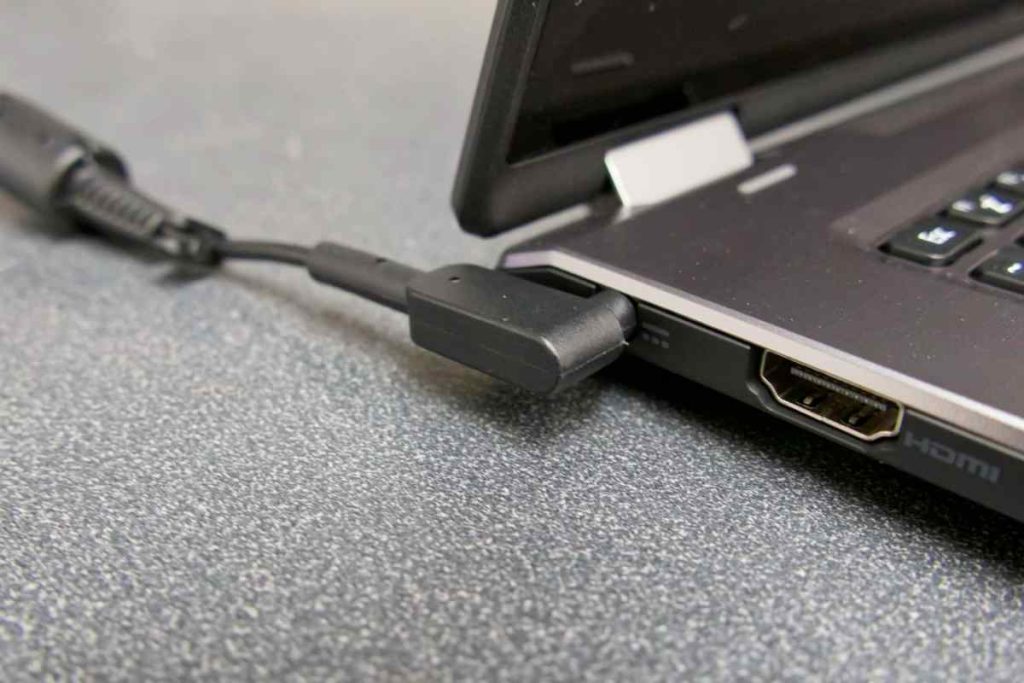 Nechávať notebook stále pripojený k zásuvke: mýty a pravda o životnosti batérie