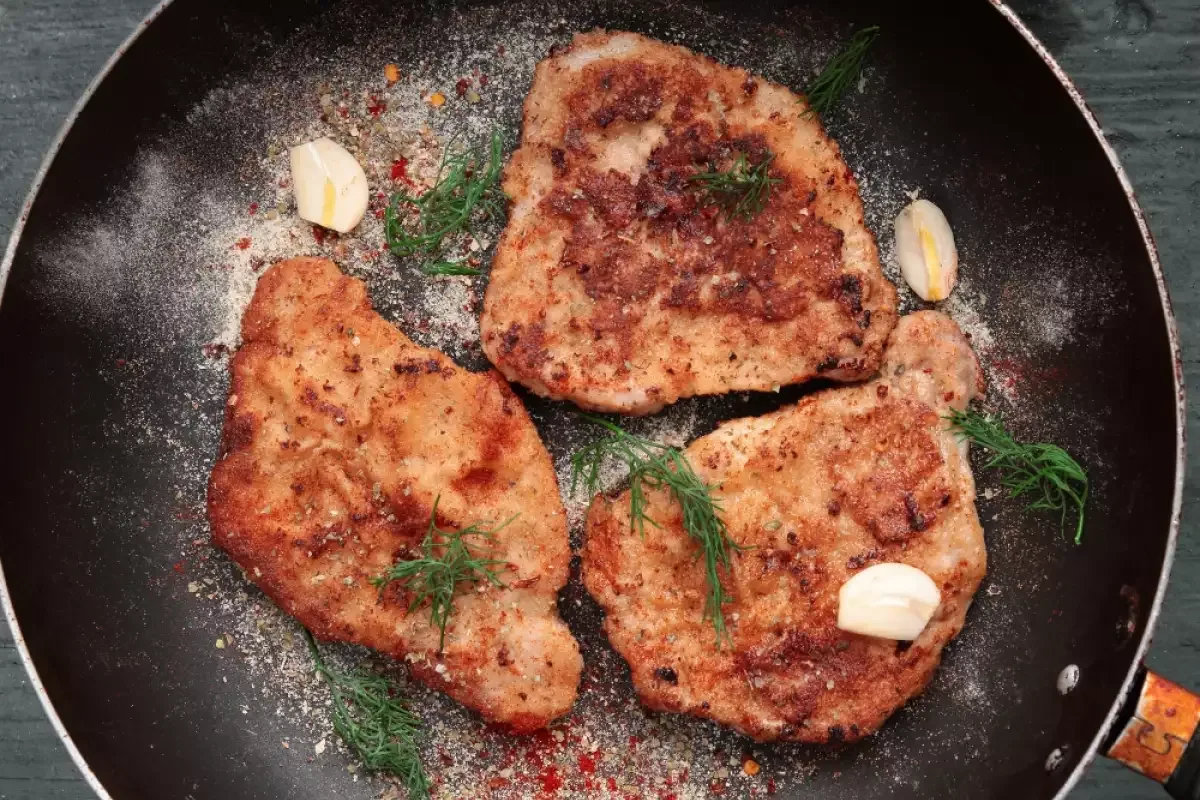 Takto Karol Okrasa pripravuje bravčové kotlety. Vďaka tejto šikovnej metóde sú bravčové kotlety jednoducho čarovné.