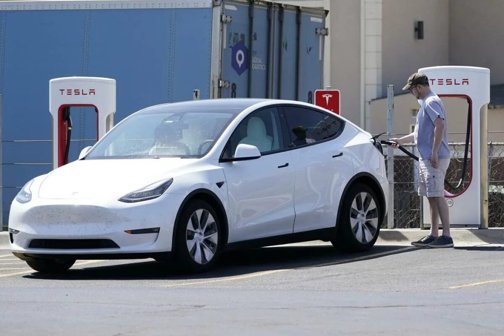 Elon Musk si myslí, že „benzínové autá s manuálnou prevodovkou budú ako jazda na koni“, Donald Trump je fanúšikom