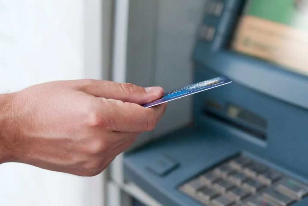 Daňová služba zmrazí bankové účty a zadrží prostriedky tých, ktorí sa nachádzajú v takejto situácii