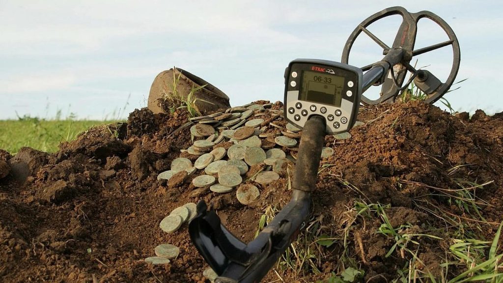 Detektor kovov našiel poklad Vikingov na brehu rieky: „Bude ho musieť odovzdať DRAC bez náhrady.“