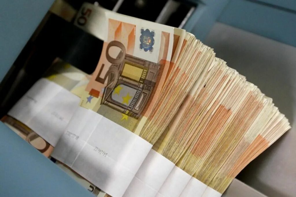 Kúpil starý nábytok za 200 eur a v zásuvkách objavil 200 000 eur v podobe talianskych štátnych dlhopisov