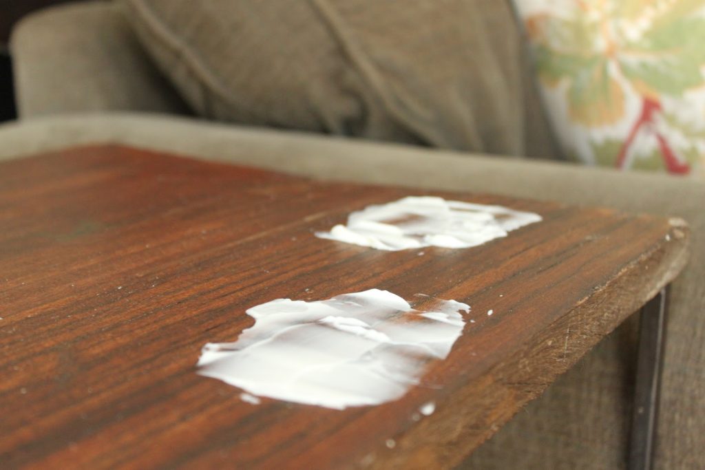 Trik s majonézou, ktorý ako mávnutím čarovného prútika odstraňuje škvrny z dreveného nábytku