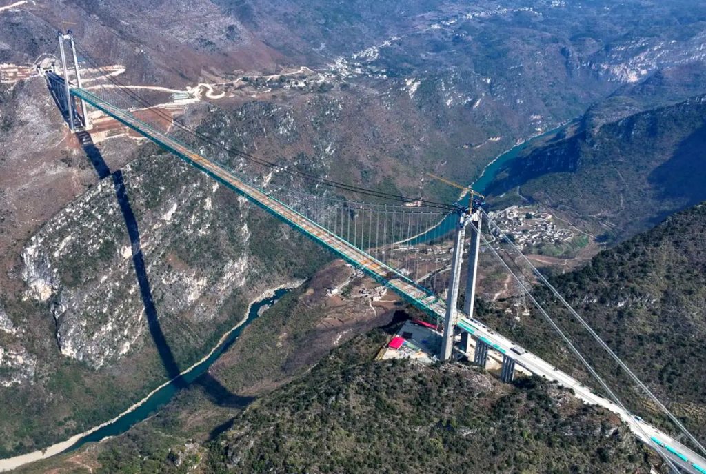 Inžinieri v Číne rozdelili horu na výstavbu 152-kilometrového projektu