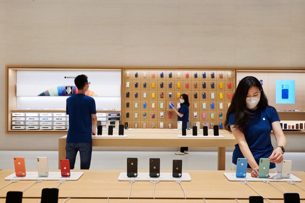 To, že zamestnanec Apple sa k vám správa dobre, nie je náhoda. Je to starostlivo premyslená psychologická stratégia, ktorá pozostáva z piatich krokov.