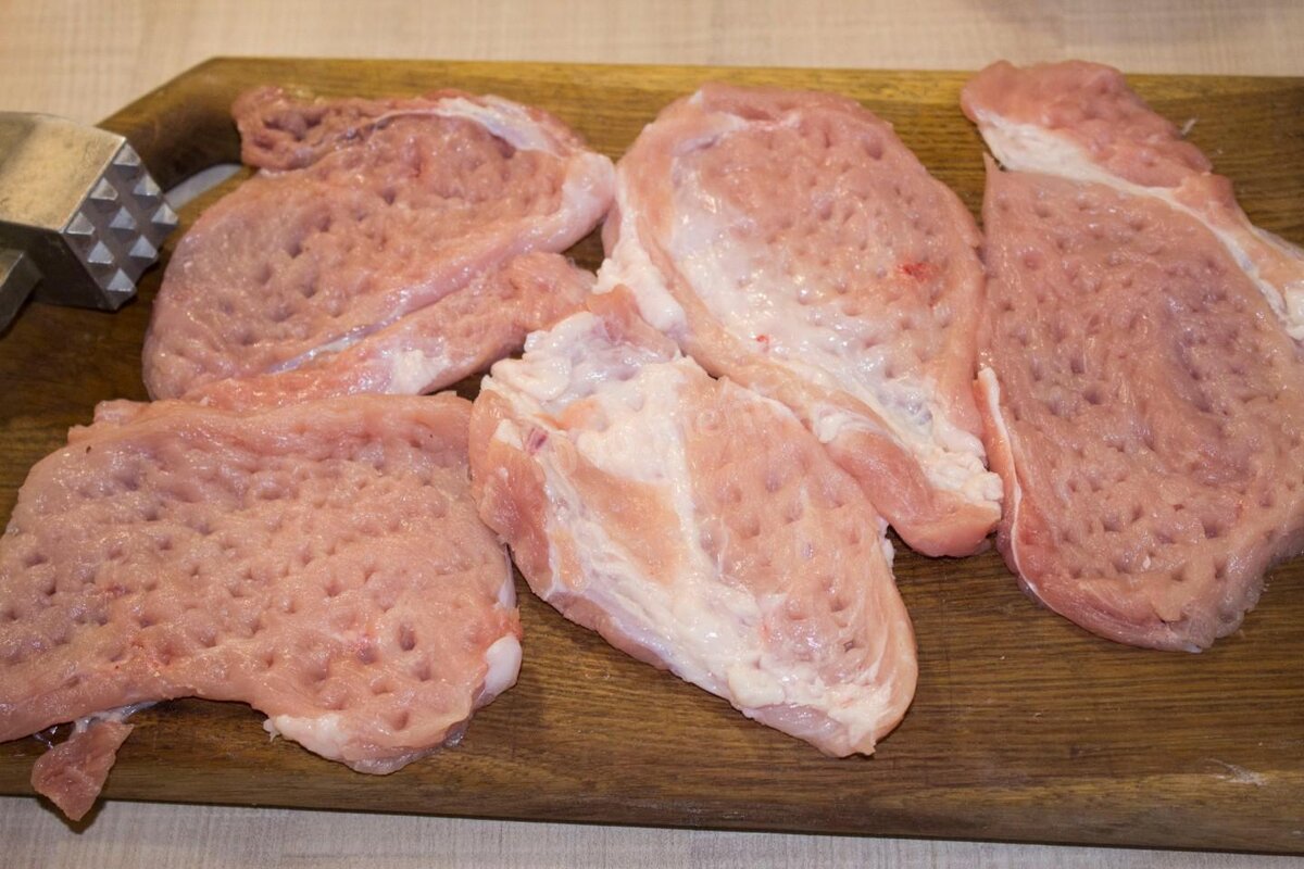 Takto Karol Okrasa pripravuje bravčové kotlety. Vďaka tejto šikovnej metóde sú bravčové kotlety jednoducho čarovné.