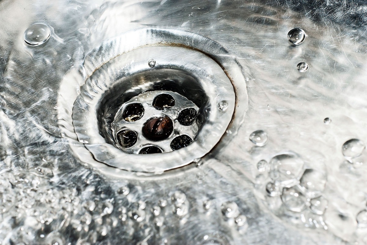 Bez octu a jedlej sódy: rýchly spôsob s jednou zložkou, ktorý čistí potrubia, odstraňuje zápachy a umožňuje vyhnúť sa drahým výjazdom inštalatéra