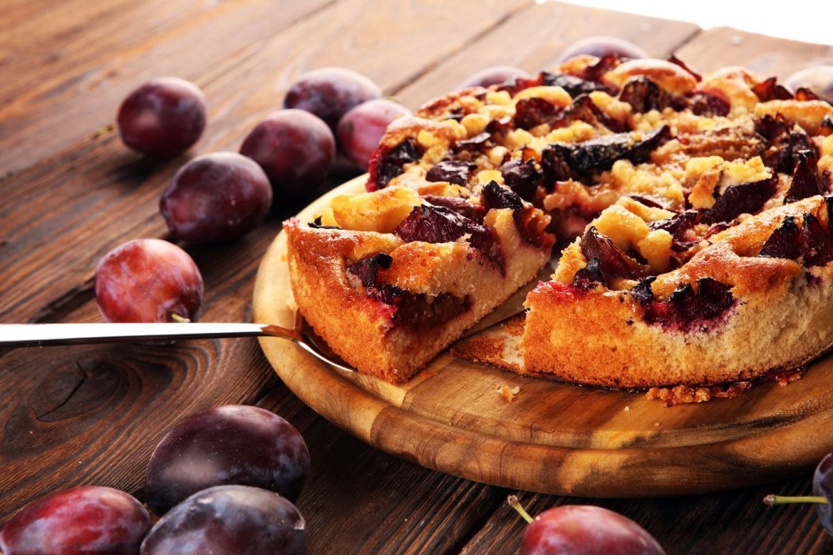 Tak jednoduché, ale tak chutné. Tento slivkový koláč s posýpkou sa mi na panvici jednoducho rozpadá.