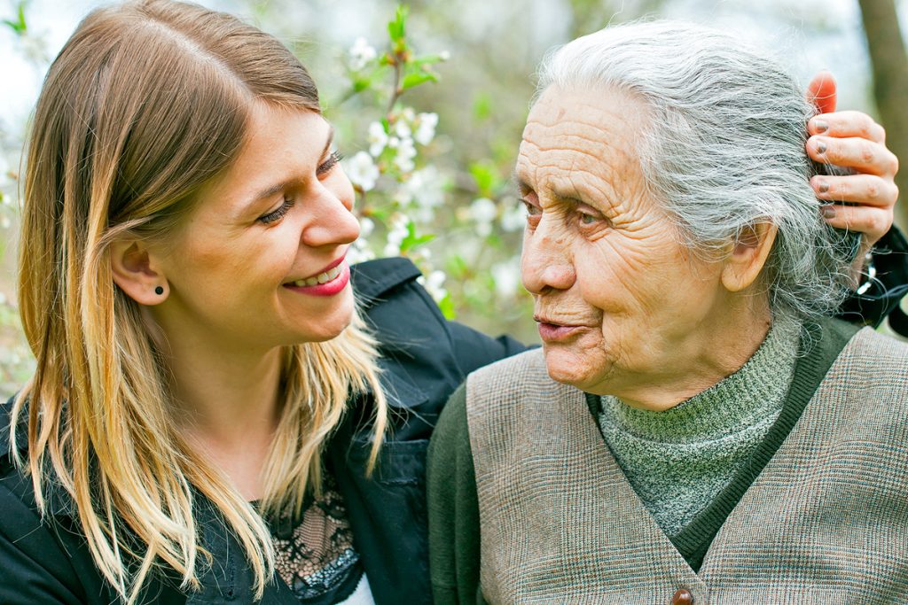 Mladý muž sa pýta starších ľudí, ako dosiahnuť šťastný a plnohodnotný život: väčšina z nich dáva rovnaké odpovede