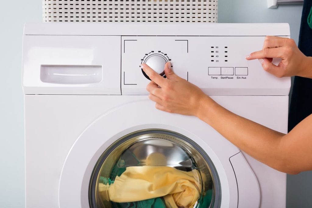 Ľudia nikdy nepoužívajú toto tlačidlo na práčke: znižuje náklady na pranie o 62 %