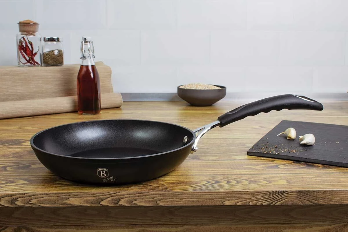 Častá chyba, ktorá predčasne poškodzuje nepriľnavé povrchy a sťažuje čistenie