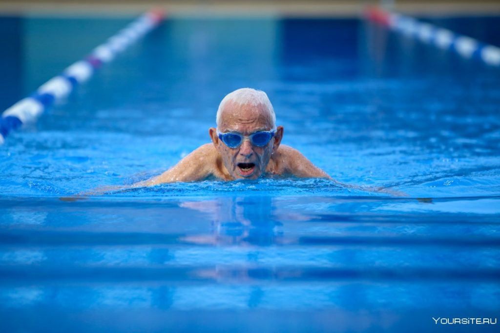 Ani aqua aerobik, ani plávanie: najlepšie vodné cvičenia na posilnenie svalov pre ľudí nad 70 rokov.