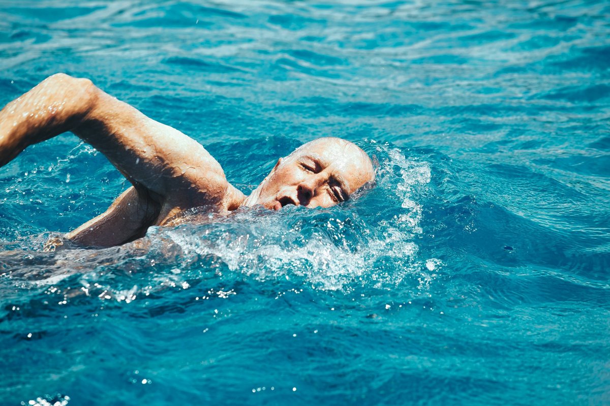 Ani aqua aerobik, ani plávanie: najlepšie vodné cvičenia na posilnenie svalov pre ľudí nad 70 rokov.