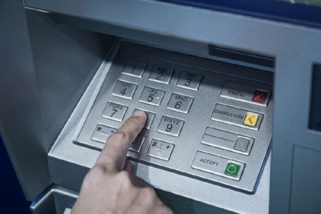 Bankomaty: čo nesmiete zabudnúť pri výbere hotovosti, aby ste sa vyhli podvodom