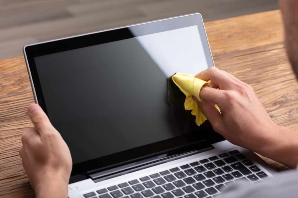 Ako vyčistiť notebook zvnútra aj zvonku bez poškodenia