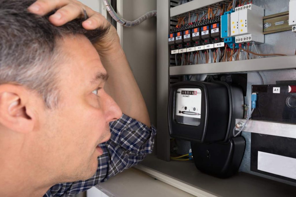 Inštalatéri upozorňujú, že ak sa sprchujete počas prevádzky práčky, váš účet za elektrinu výrazne vzrastie.