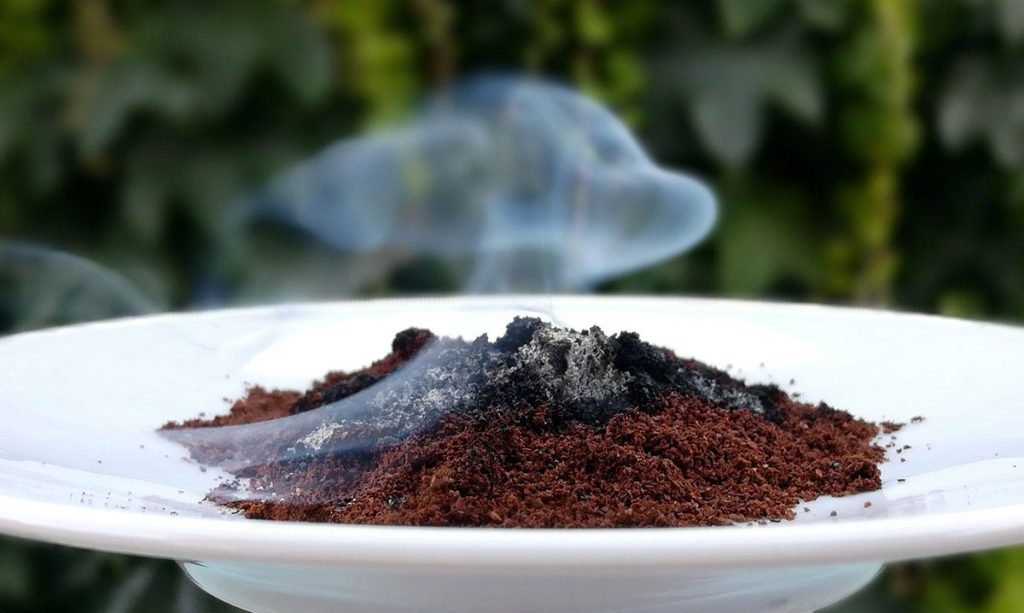 Nevyhadzujte kávovú usadeninu: môžete ju použiť na odpudzovanie komárov z domu