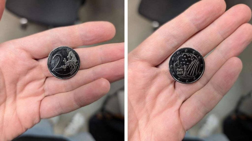 Pokladník nájde nezvyčajnú mincu v hodnote 2 eurá – a zistí o nej viac, vrátane jej hodnoty
