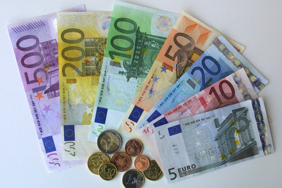 Falošné bankovky v bankomatoch: ako ich rozpoznať a správne podať sťažnosť v banke