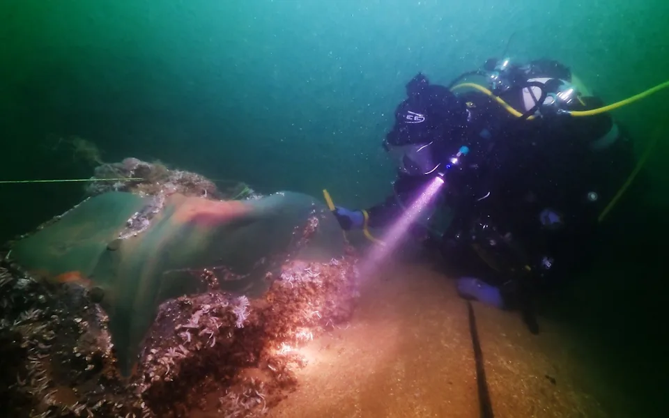 Archeológia v závode s časom: vedci sa snažia odhaliť tajomstvá potopeného lode zo 17. storočia, skôr ako zmizne pod pieskom