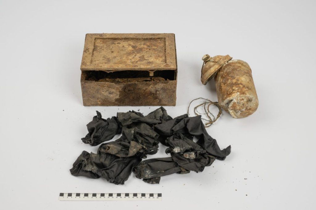 Exkurzanti sa vybrali do hôr a našli dve plechovky z roku 1800: poklad v hodnote viac ako 300 000 eur