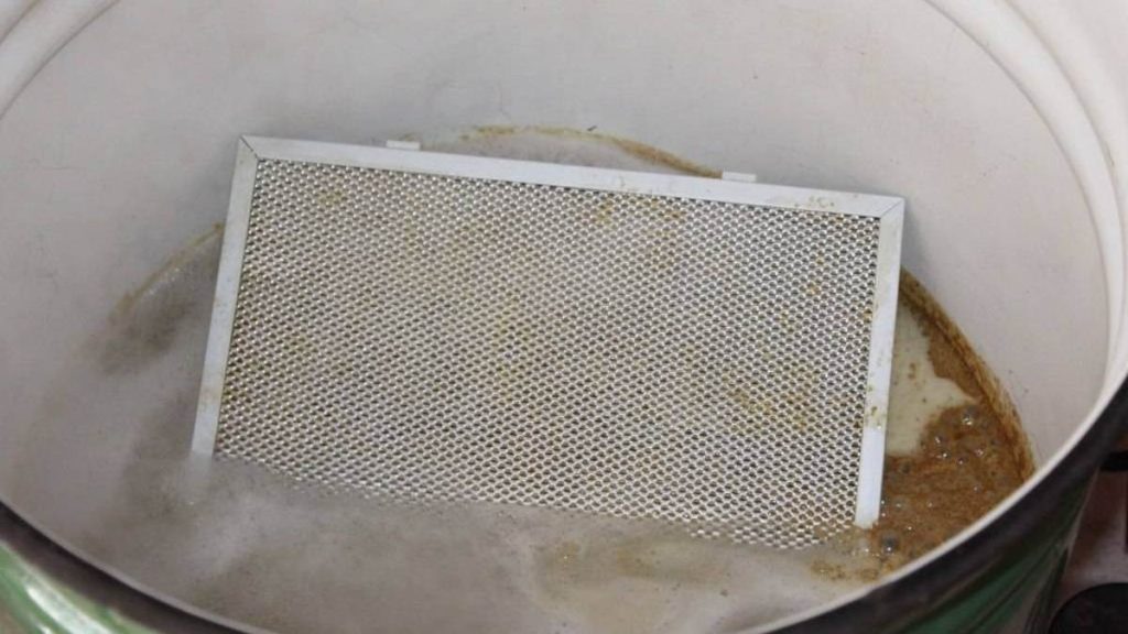 Žiadny ocot, žiadny bielidlo: jednoduchý trik, ako bez námahy vyčistiť mastnotu z odsávača pár