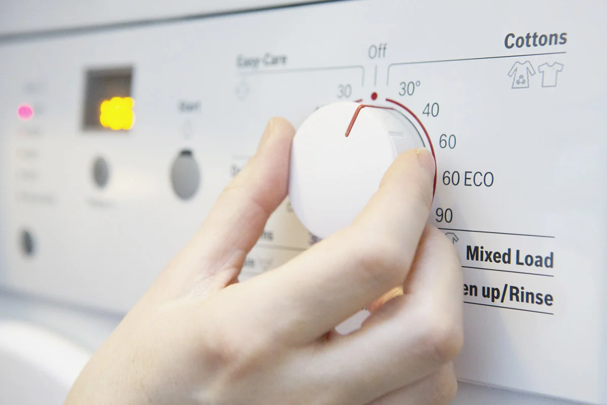 Inštalatéri upozorňujú, že ak sa sprchujete počas prevádzky práčky, váš účet za elektrinu výrazne vzrastie.