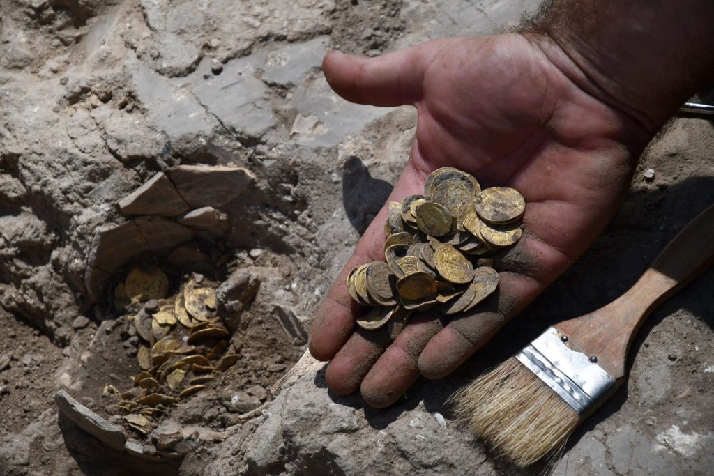 Archeológovia sú ohromení objavom opusteného osídlenia s nepredstaviteľným pokladom: stovky nedotknutých šperkov a zlatých mincí