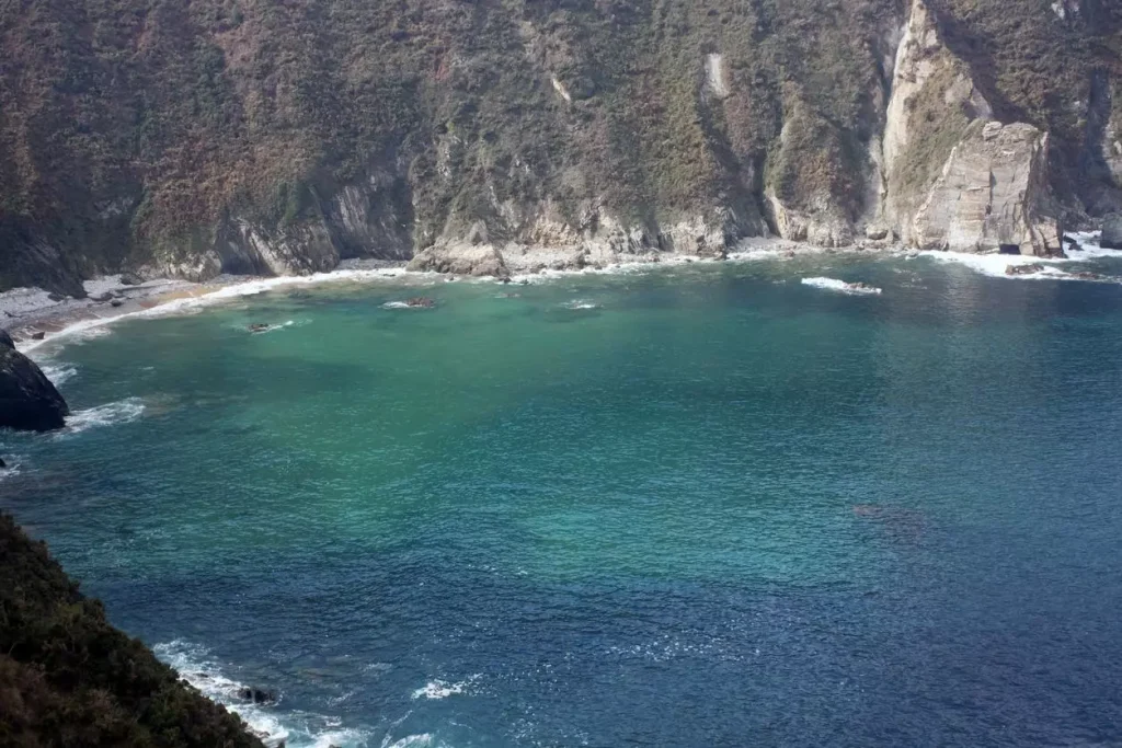 Táto málo známa pláž s najtyrkysovejšou vodou v Španielsku pripomína Karibik a ukrýva archeologické tajomstvo