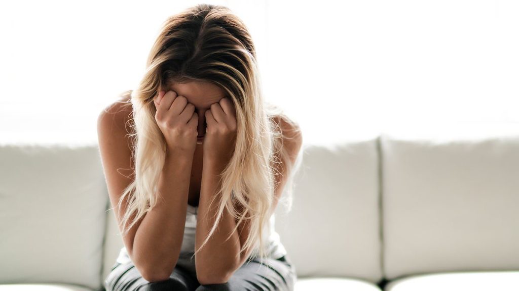 5 fráz, ktoré formujú vašu osobnosť po ťažkom detstve