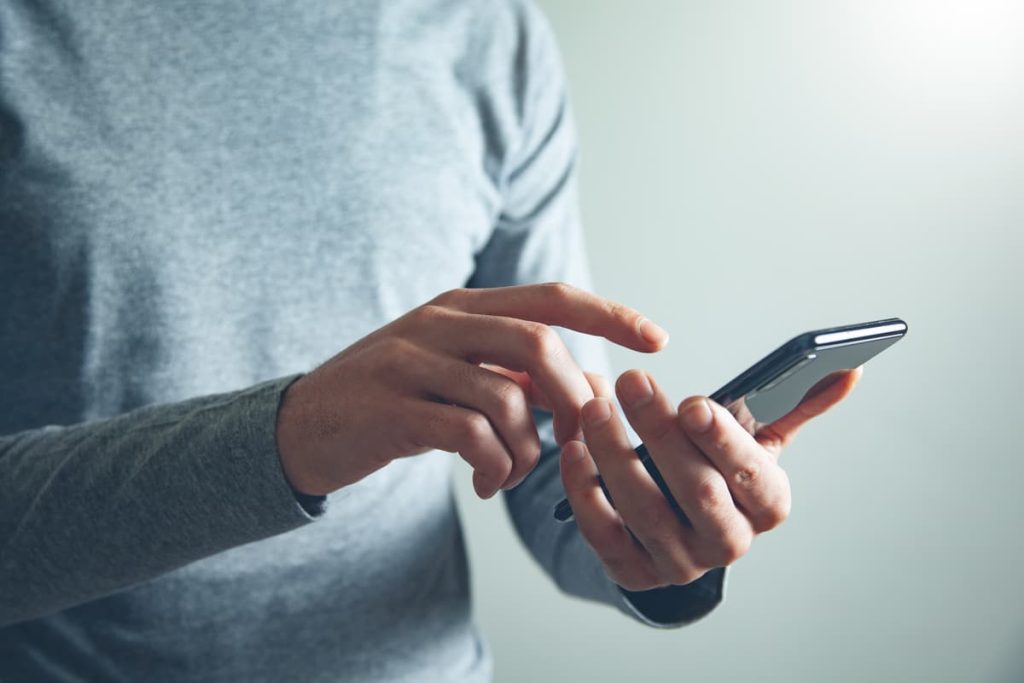 Ľudia, ktorí používajú na písanie textov na mobilnom telefóne len jeden prst, majú nasledujúce vlastnosti