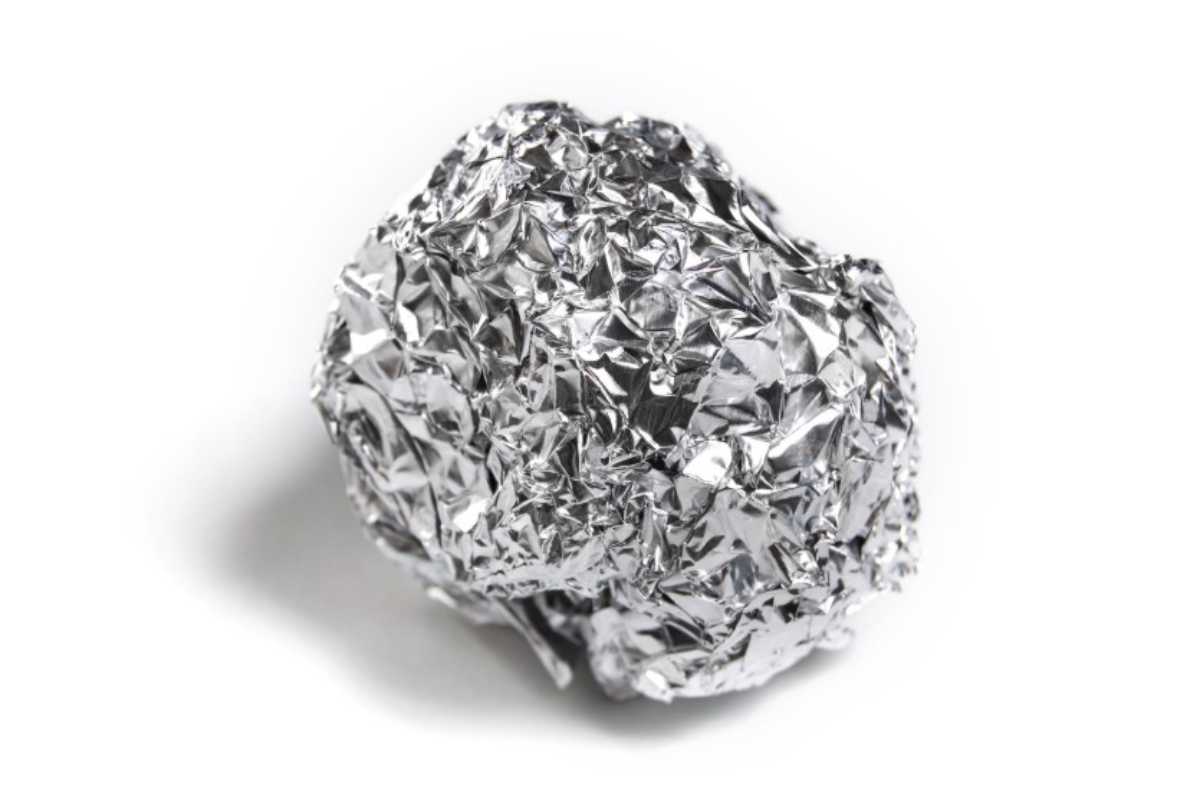 Prečo je najlepšie umiestniť guličky z hliníkovej fólie do mrazničky?