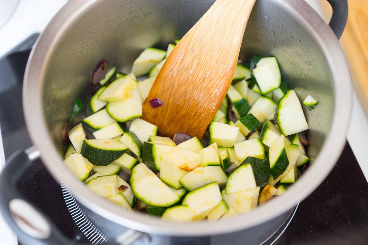 Studená krémová polievka z cukety. Ideálny a zdravý recept na horúce dni.