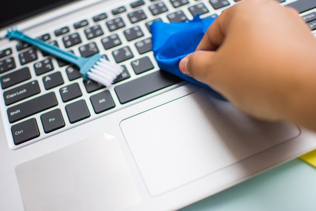 Ako vyčistiť notebook zvnútra aj zvonku bez poškodenia