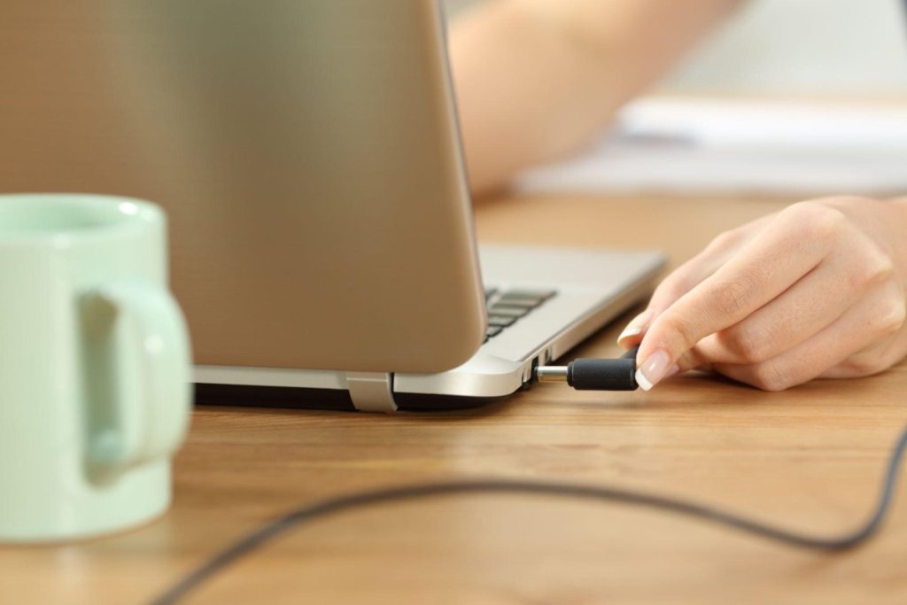 Nechávať notebook stále pripojený k zásuvke: mýty a pravda o životnosti batérie