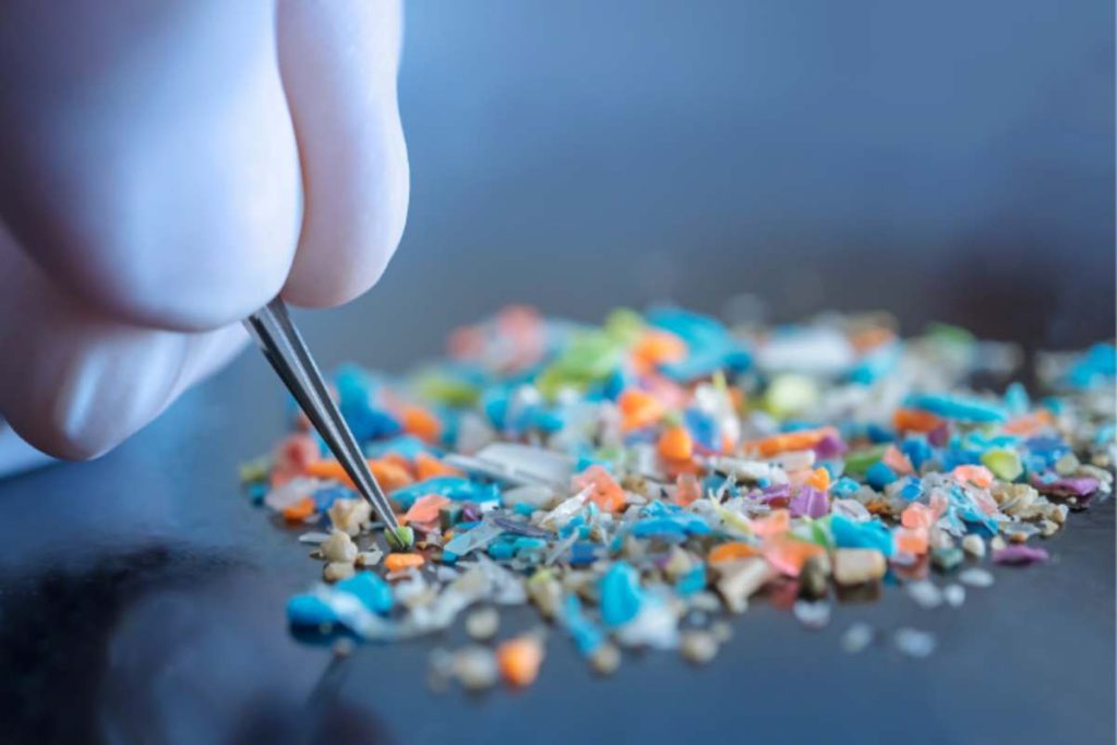 Každý deň vdychujeme 68 000 mikroplastových častíc, bez toho aby sme vyšli z domu a bez toho, aby sme sedeli v aute