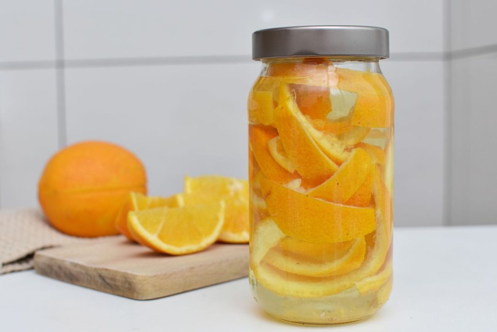 Zmiešajte pomarančové kôry s octom: prečo je to odporúčané a na čo to slúži