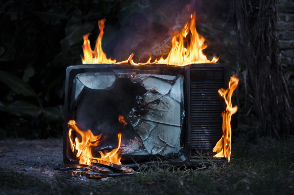 Čo robiť s televízorom počas búrky? Vypnúť napájanie nestačí