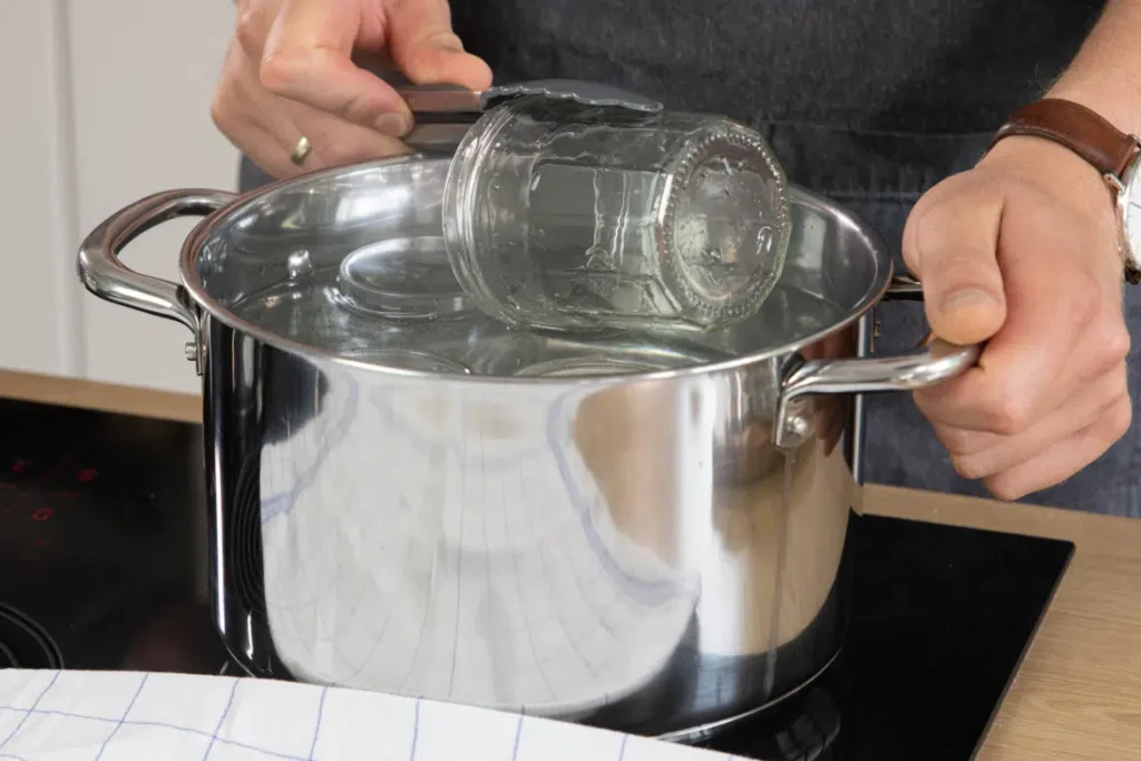 Príprava jablkového pyré v pohároch so skrutkovacím viečkom: jednoduchý recept na domáce varenie