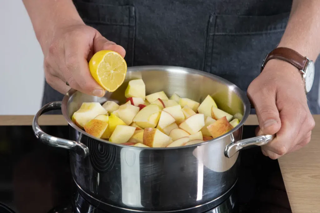 Príprava jablkového pyré v pohároch so skrutkovacím viečkom: jednoduchý recept na domáce varenie