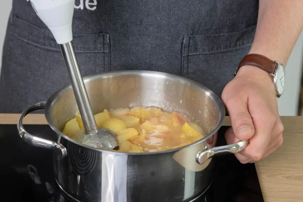 Príprava jablkového pyré v pohároch so skrutkovacím viečkom: jednoduchý recept na domáce varenie