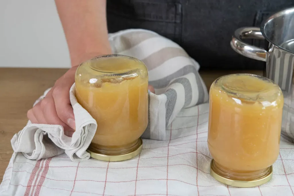 Príprava jablkového pyré v pohároch so skrutkovacím viečkom: jednoduchý recept na domáce varenie