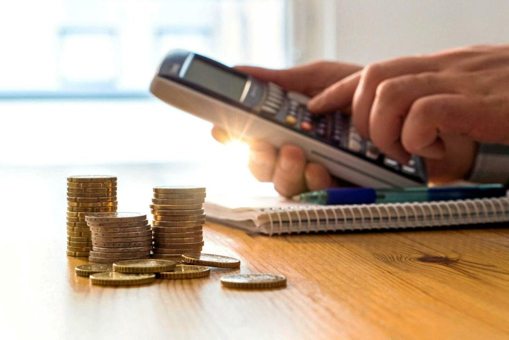 Aby vám peniaze vydržali čo najdlhšie, rozdeľte výdavky na maximum, vysvetľuje finančný expert
