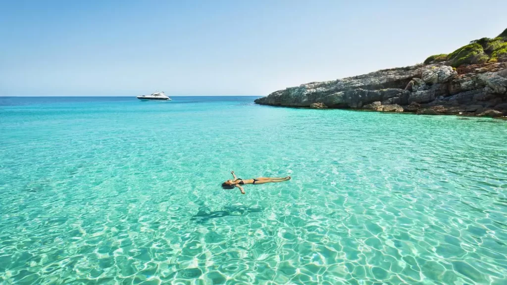 Táto málo známa pláž s najtyrkysovejšou vodou v Španielsku pripomína Karibik a ukrýva archeologické tajomstvo