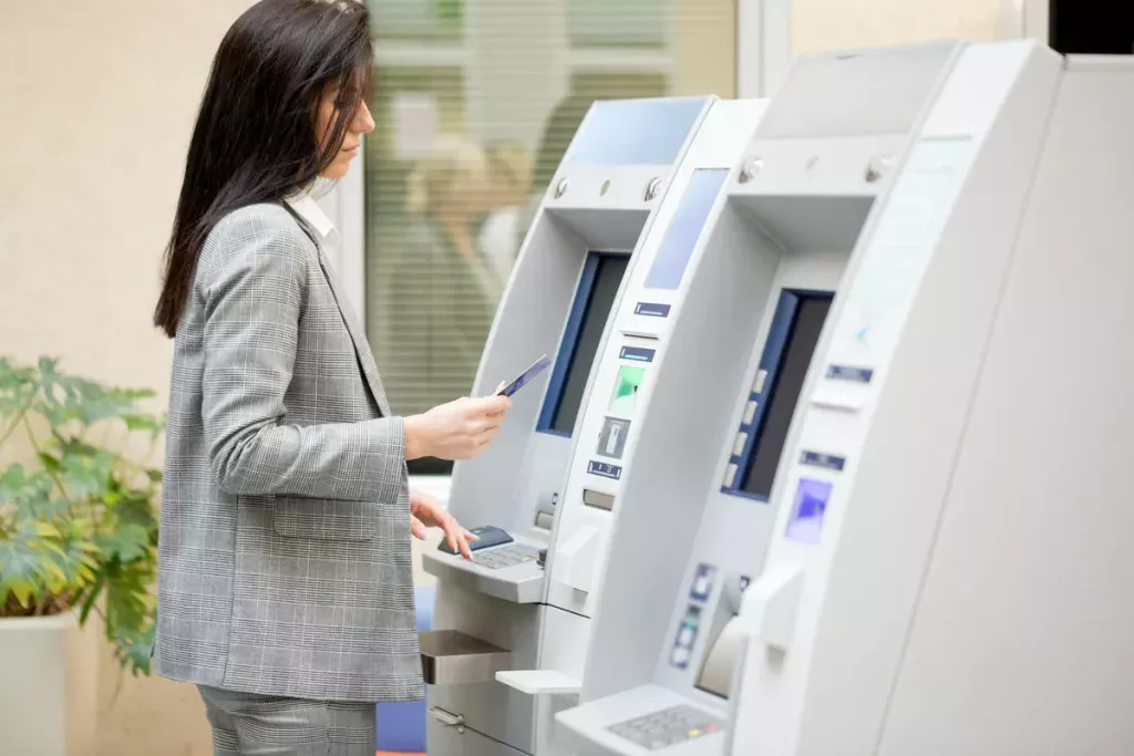 Bankomaty sa menia: čo treba urobiť pred vložením karty