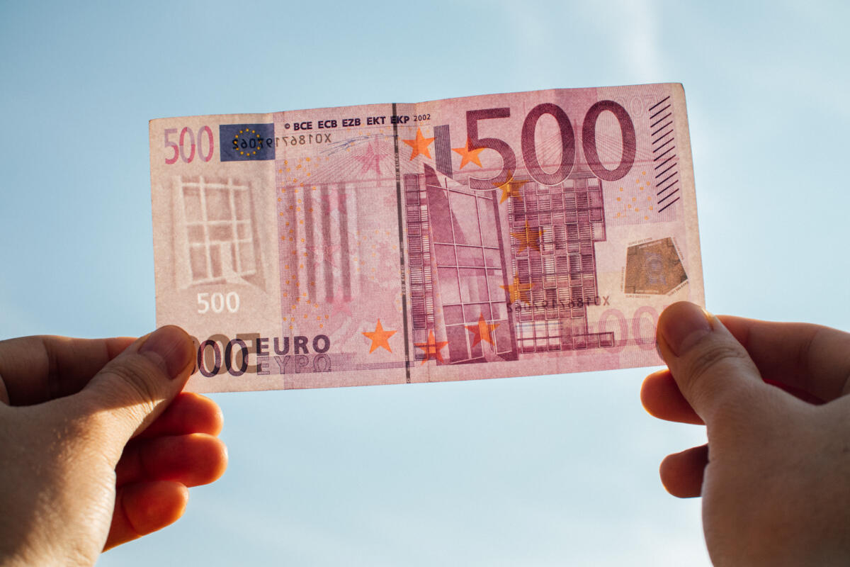 Falošné bankovky v bankomatoch: ako ich rozpoznať a správne podať sťažnosť v banke